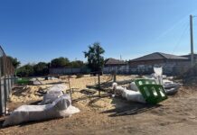 В Каменске-Шахтинском демонтируют некачественные детские площадки демонтаж детских площадок в Каменск-Шахтинском // фото: Telegram-канал Юрия Слюсаря