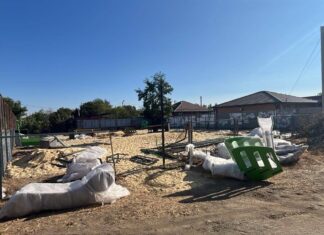 В Каменске-Шахтинском демонтируют некачественные детские площадки демонтаж детских площадок в Каменск-Шахтинском // фото: Telegram-канал Юрия Слюсаря