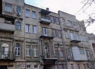 В историческом здании дома Парамонова в Ростове откроют бутик-отель Доходной дом Парамонова на Социалистической находится в плохом состоянии // фото: Google Карты