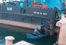 В Семикаракорске монтируют плавучий причал для скоростных судов установка плавучего причала в Семикаракорске // фото: semivest.ru