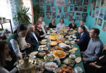 Губернатор вручил азовчанке орден «Мать-героиня» за воспитание 12 детей Юрий Слюсарь вручил награду "Мать-Героиня" // фото: пресс-служба Правительства Ростовской области