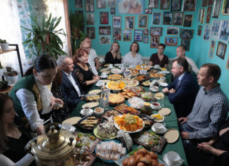 Губернатор вручил азовчанке орден «Мать-героиня» за воспитание 12 детей Юрий Слюсарь вручил награду "Мать-Героиня" // фото: пресс-служба Правительства Ростовской области