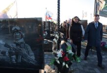 Губернатор Слюсарь проконтролировал ход работ по очистке Аллеи Героев в Азове Юрий Слюсарь на Аллее Героев в Азове // фото: Telegram-канал Юрия Слюсаря