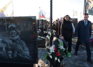 Губернатор Слюсарь проконтролировал ход работ по очистке Аллеи Героев в Азове Юрий Слюсарь на Аллее Героев в Азове // фото: Telegram-канал Юрия Слюсаря