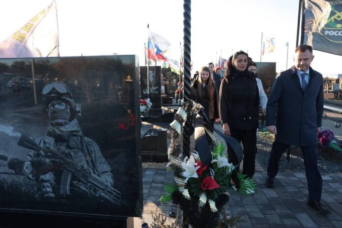 photo_2025-10-30_15-16-39 Юрий Слюсарь на Аллее Героев в Азове // фото: Telegram-канал Юрия Слюсаря