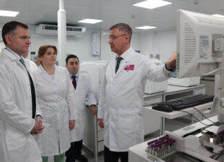 Слюсарь поздравил ОКДЦ Ростовской области с 30-летнием Юрий Слюсарь в ОКДЦ // фото: donland.ru