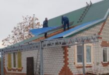 В Чертковском районе после падения БПЛА восстанавливают дома ремонт крыши Чертковский район // фото: donland.ru