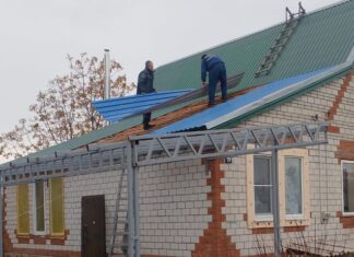 В Чертковском районе после падения БПЛА восстанавливают дома ремонт крыши Чертковский район // фото: donland.ru