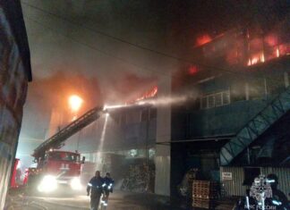 В Ростове на Привокзальной горит 1600 кв.метров склада пожар на Привокзальной в Ростове тушат 110 человек // фото: пресс-служба МЧС региона