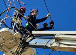 «Россети Юг» увеличили на 18 % объем предоставленной мощности новым потребителям Работники Россети-юг //Фото пресс-службы Россети-юг