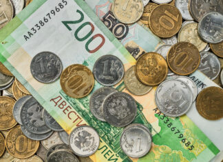 Каждый третий работник в Ростовской области получает меньше 45 тысяч рублей Денежные купюры и монеты //Фото Freepick, ededchechine