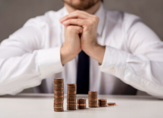 Российский совет торговых центров попросил губернатора Ростова отложить налоговые изменения Монеты в виде графика перед бизнесменом //Фото Freepick