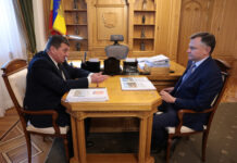 В Зимовниковском районе появится первый бассейн и новые дороги Юрий Слюсарь и Олег Ткаченко // фото: пресс-служба Правительства Ростовской области