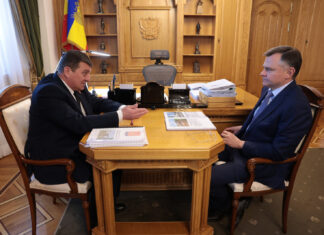 В Зимовниковском районе появится первый бассейн и новые дороги Юрий Слюсарь и Олег Ткаченко // фото: пресс-служба Правительства Ростовской области