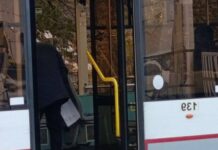 В Ростове мужчина ворвался в трамвай и набросился на пассажира с ножом