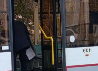 В Ростове мужчина ворвался в трамвай и набросился на пассажира с ножом