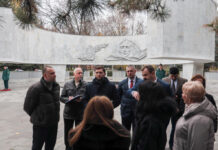 Содержание мест воинских захоронений Ростова-на-Дону проверили депутаты городской Думы Мемориальный комплекс «Павшим воинам»// Фото пресс-служба Ростовской-на-Дону городской Думы