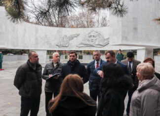 Содержание мест воинских захоронений Ростова-на-Дону проверили депутаты городской Думы Мемориальный комплекс «Павшим воинам»// Фото пресс-служба Ростовской-на-Дону городской Думы