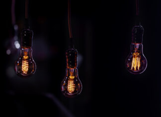 В Ростове на неделе введут график отключений света на десятках улиц Электрические лампы //Фото Freepik.com, pvproductions