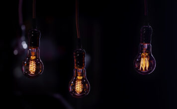 В Ростове на неделе введут график отключений света на десятках улиц Электрические лампы //Фото Freepik.com, pvproductions