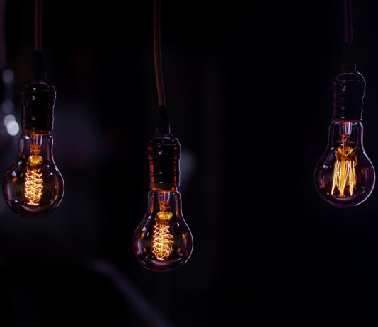 В Ростове-на-Дону 20 декабря отключат электричество и горячую воду в части Левенцовского Электрические лампы //Фото Freepik.com, pvproductions