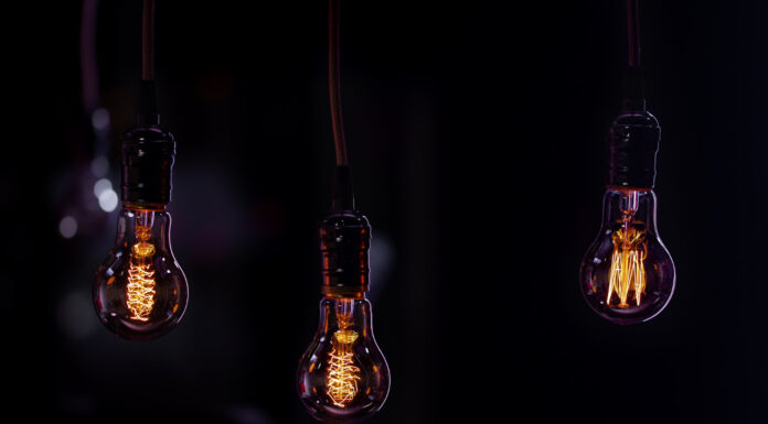 В Ростове-на-Дону 20 декабря отключат электричество и горячую воду в части Левенцовского Электрические лампы //Фото Freepik.com, pvproductions