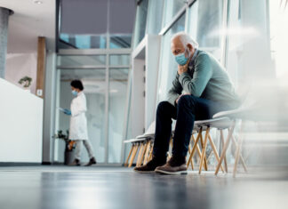 В ростовской областной больнице ввели дежурных администраторов после жалоб на очереди ожидание в больнице // фото: Изображение от Drazen Zigic на Freepik