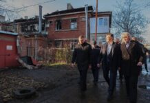 В Таганроге 690 жителей получили повреждения имущества после воздушной атаки разрушенное здание в Таганроге // фото: Telegram-канал Юрия Слюсаря