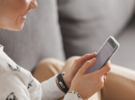 Роскомнадзор объяснил нестабильную работу WhatsApp* в Ростове-на-Дону Женщина смотрит на смартфон //Фото Freepik