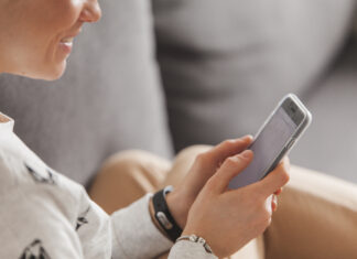 Жителям Ростовской области в праздники доступны круглосуточные горячие линии по вопросам ЖКХ Женщина смотрит на смартфон //Фото Freepik