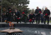 Первое освобождение Ростова-на-Дону — как это было 84 года назад Церемония возложения венков и цветов к мемориальному комплексу «Павшим войнам»// Фото пресс-службы Губернатора Ростовской области