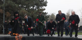 Первое освобождение Ростова-на-Дону — как это было 84 года назад Церемония возложения венков и цветов к мемориальному комплексу «Павшим войнам»// Фото пресс-службы Губернатора Ростовской области