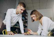 Почти 60% жителей Ростовской области ищут подработку перед Новым годом Сотрудники обсуждают рабочие планы //Фото Freepik, senivpetro