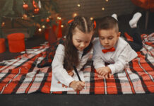 В Ростовской области открылась «Новогодняя почта» для писем Деду Морозу Дети пишут письмо Деду Морозу //Фото Freepik, prostooleh