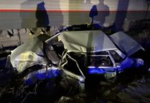 На переезде в Ростовской области поезд Адлер — Санкт-Петербург протаранил легковушку