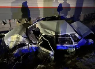 На переезде в Ростовской области поезд Адлер — Санкт-Петербург протаранил легковушку