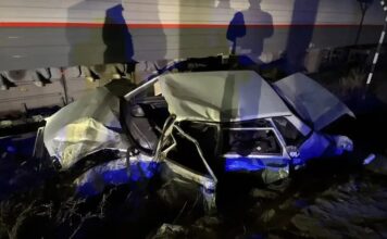 На переезде в Ростовской области поезд Адлер — Санкт-Петербург протаранил легковушку