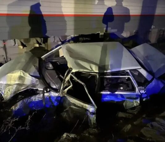 На переезде в Ростовской области поезд Адлер — Санкт-Петербург протаранил легковушку