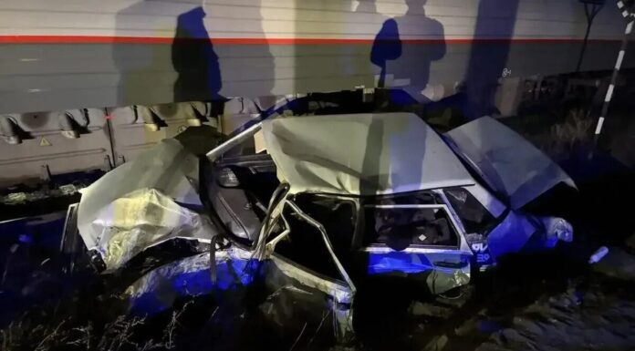 На переезде в Ростовской области поезд Адлер — Санкт-Петербург протаранил легковушку