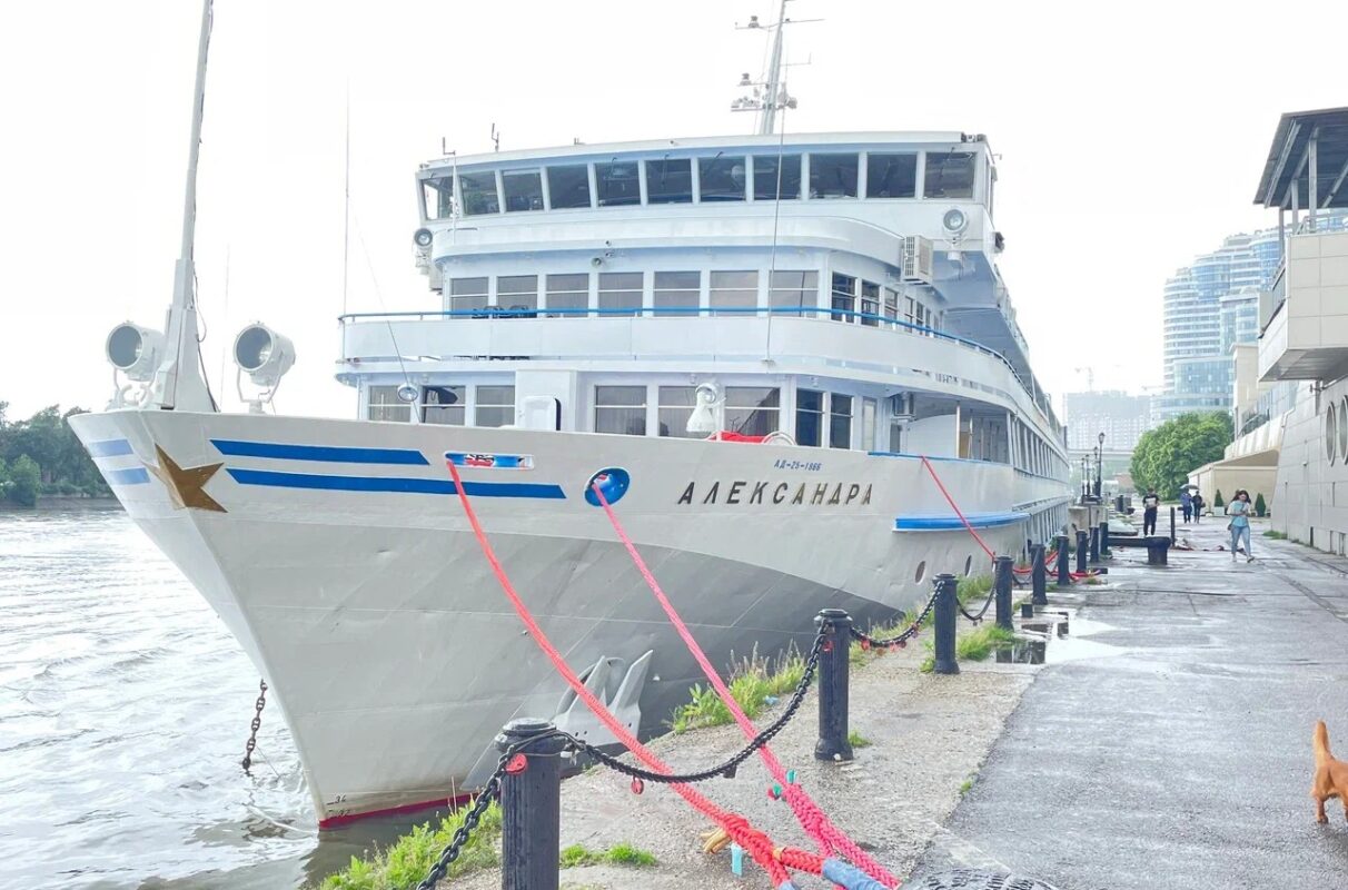 Круизный лейнер «Александра (Т.Г.Шевченко)» //Фото Олег Китаев, Рускруиз