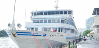 Круизный лейнер «Александра (Т.Г.Шевченко)» //Фото Олег Китаев, Рускруиз