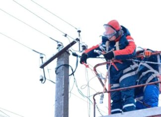 Ростовский филиал «РоссетиЮг» увеличил количество бригад для ликвидации последствий непогоды в Ростовской области Специалисты филиала РоссетиЮг - Ростовэнерго проводят оперативные работы по ликвидации технологических нарушений на энергообъектах в Ростовской области //Фото Россети-юг