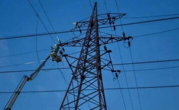 Электроснабжение в пострадавших от непогоды районах Дона восстановлено Специалисты филиала РоссетиЮг - Ростовэнерго проводят оперативные работы по ликвидации технологических нарушений на энергообъектах в Ростовской области //Фото Россети-юг