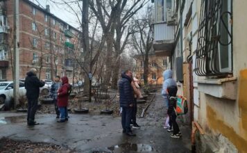 УК на Киргизской оштрафовали за разваливающиеся балконы и поломки в подъезде Управляющую компанию в Ростове оштрафовали за разваливающиеся балконы //Фото пресс-службы Правительства Ростовской области