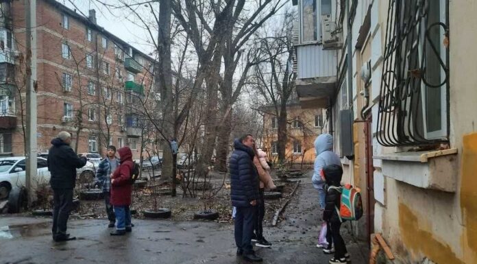 УК на Киргизской оштрафовали за разваливающиеся балконы и поломки в подъезде Управляющую компанию в Ростове оштрафовали за разваливающиеся балконы //Фото пресс-службы Правительства Ростовской области