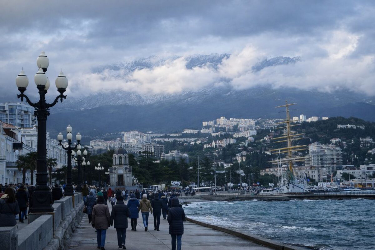 Зимняя прогулка по набережной в Ялте //Иллюстрация ChatGPT