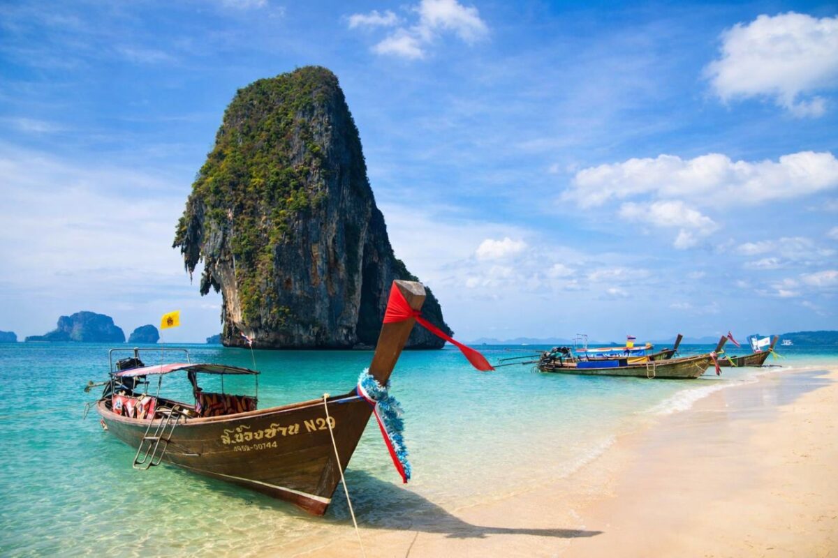 Тропический пляж на Ко Пхи-Пхи  //Иллюстрация ChatGPT