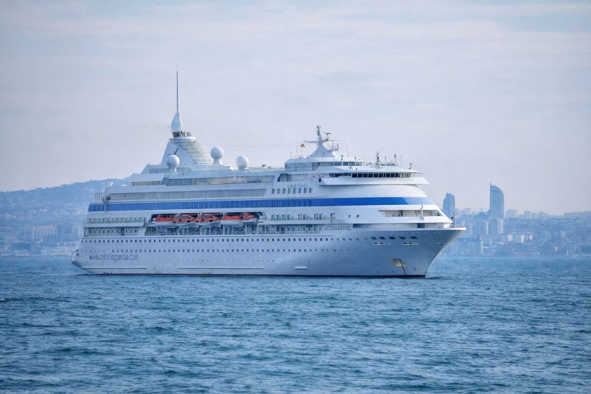 Лайнер Astoria Grande на фоне города //Иллюстрация ChatGPT