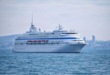 Спрос на круизы из Сочи на лайнере Astoria Grande вырос на 50% Лайнер Astoria Grande на фоне города //Иллюстрация ChatGPT