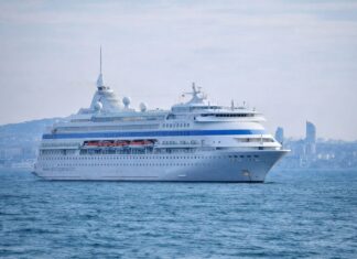 Спрос на круизы из Сочи на лайнере Astoria Grande вырос на 50% Лайнер Astoria Grande на фоне города //Иллюстрация ChatGPT